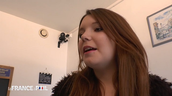 Angela  Pour sa premiere experience anale, Angela demande conseil a Candice!